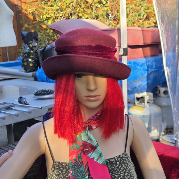 Galliano Sorbatti Burgundy Wool Cloche Hat w/ Velvet Trim  display picture 2